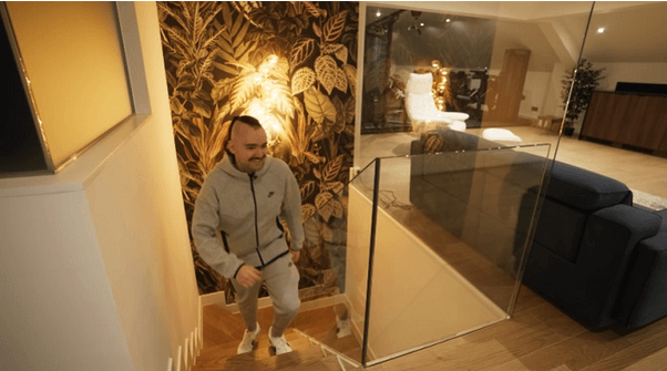 Escaleras con papel pintado en pared
